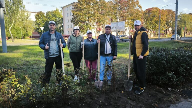 ОАО «Сейсмотехника» на районном субботнике. Высадка кустарников и посадка зеленых насаждений.